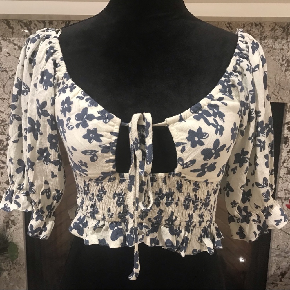 🌸 NEW. KENDALL & KYLIE Floral Top Crop